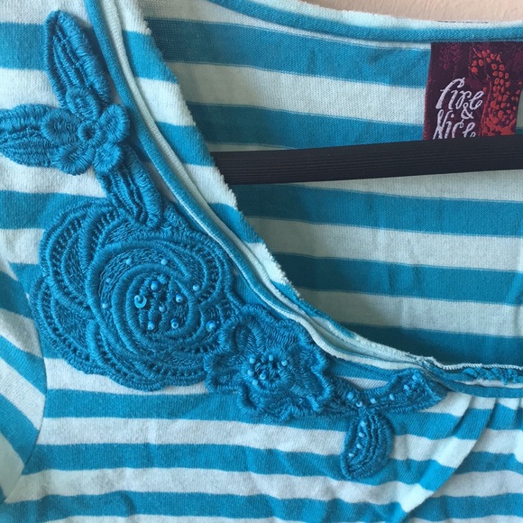 Like-new cotton shirt with embellishment - Picture 2 of 6